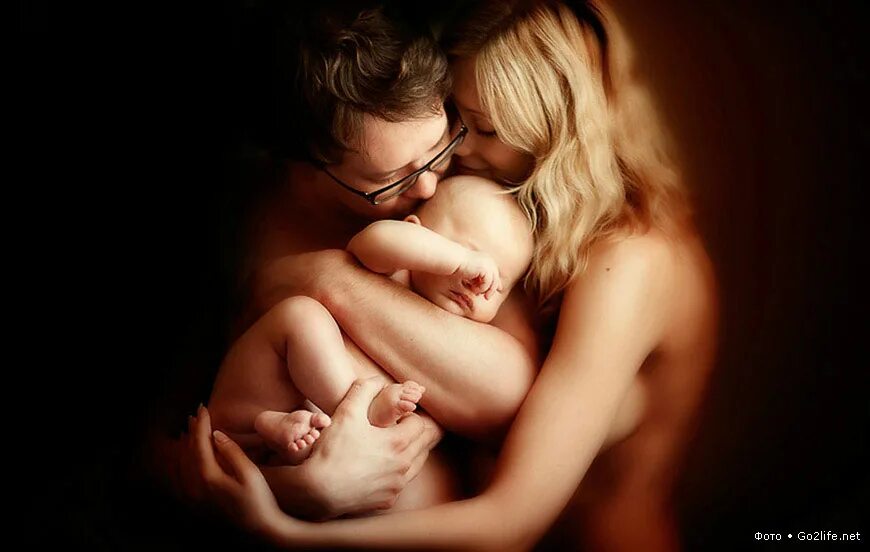 Мэг биттон фотограф. Семейное н ю. Фотосессия вся семья голая. Семейная фотосессия ню. Фотосессия голой семьи.