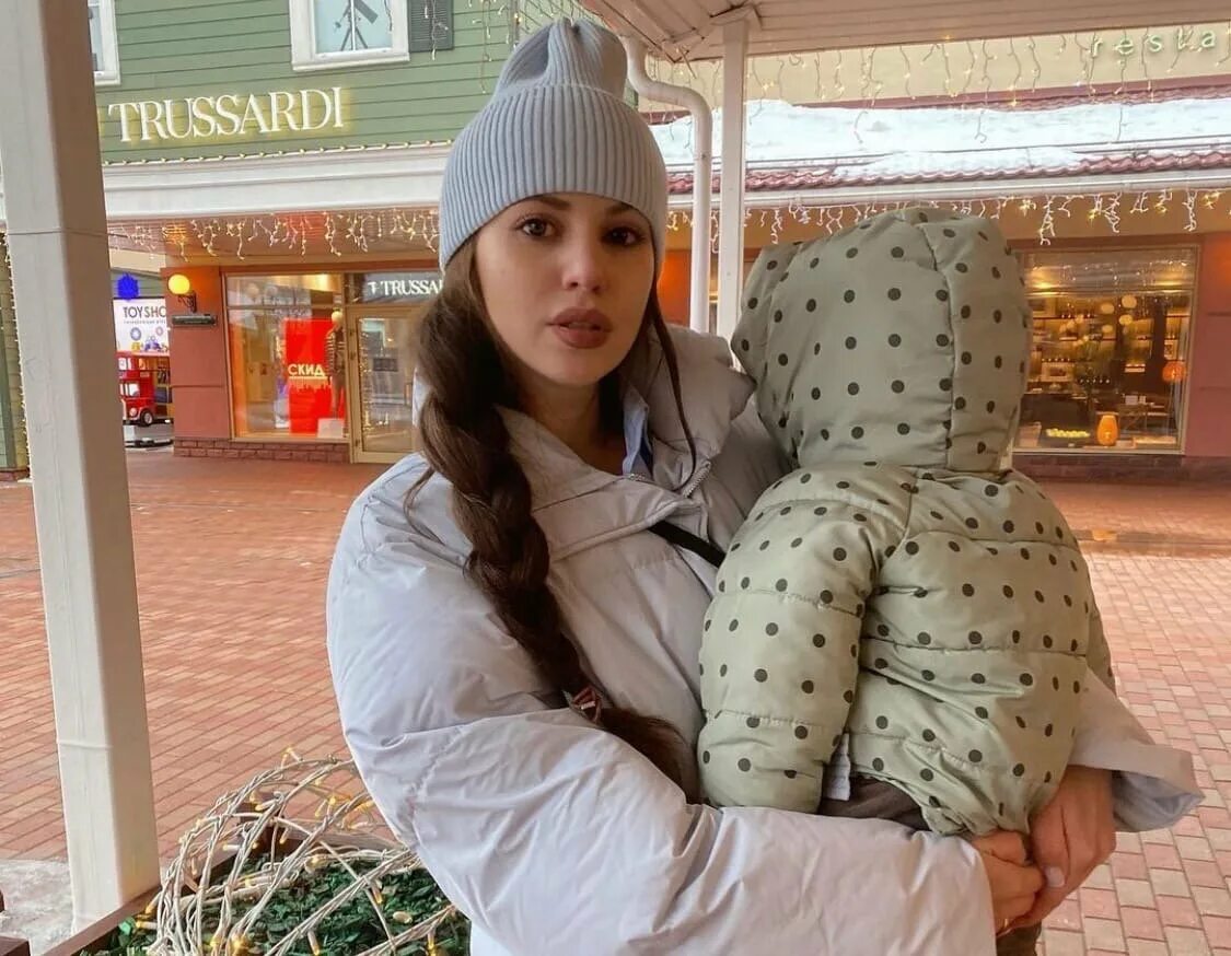 Как зовут дочь. Александра артёмова дочь. саша артемова кузина. дом 2 саша артемова и женя. александра артемова с дочкой.
