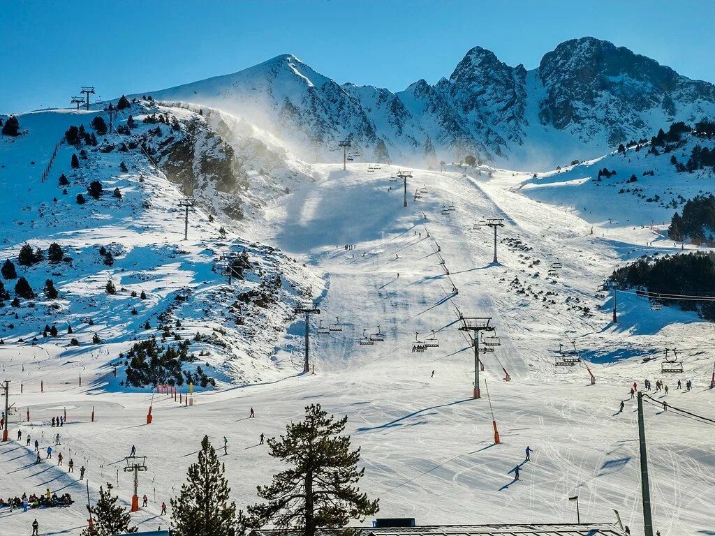 Горнолыжные курорты описание. Grandvalira Андорра. Андорра, горнолыжный курорт Аринсаль. Грандвалира курорт. Горы Пиренеи лыжный курорт.