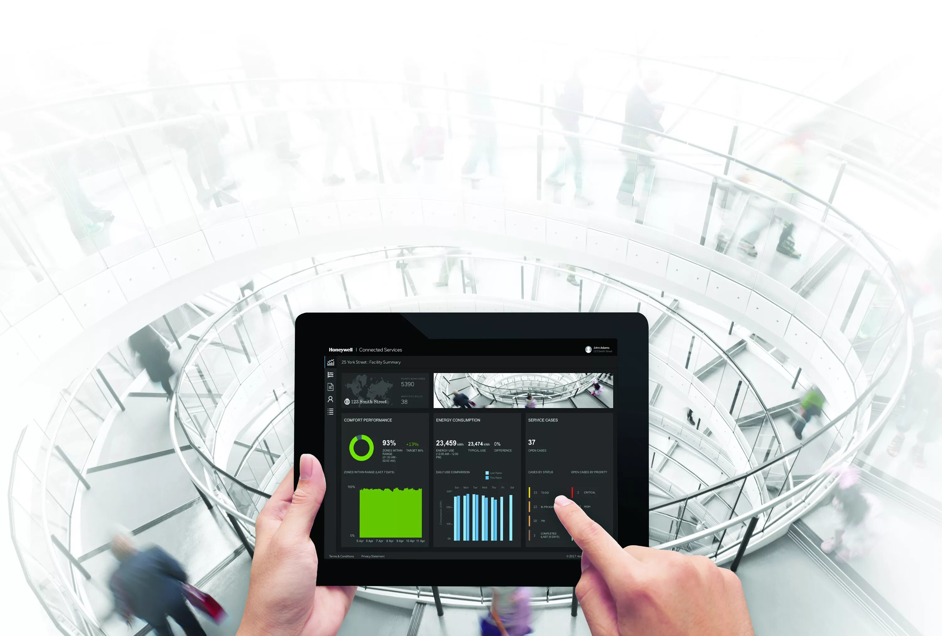 Перед телевизором. Виртуал для гамер гординг. Пустой экран телефона в руке. It технологии. It инженер.