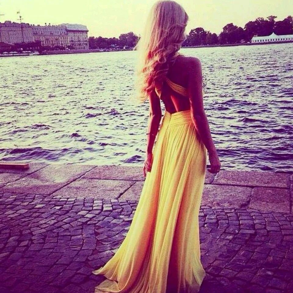 Aida ridic блондинка. Блондинка в платье. Блондинка со спины. Шатенка в черном платье. Ekaterina avramchikova модель.