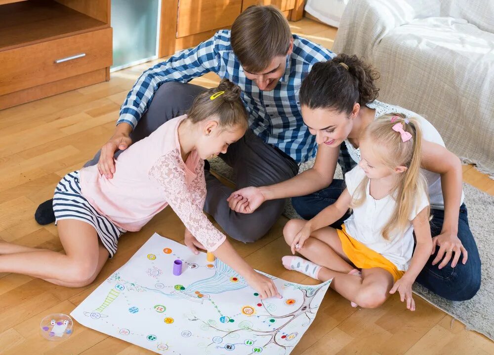 Интересные игры для компании взрослых. Настольные игры с семьей втроем. Что можно поиграть втроем в реальной жизни. Дети играющие с деревянными. Твистер вслепую, hasbro, e1888.