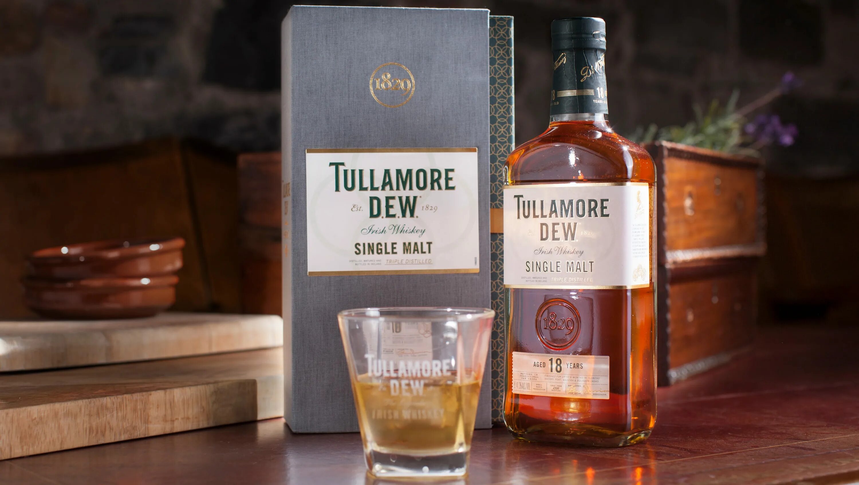 Irish whiskey the galtee mountain. Виски Tullamore Dew. Виски Tullamore Dew 14. Tullamore Dew 18. Tullamore Single Malt.