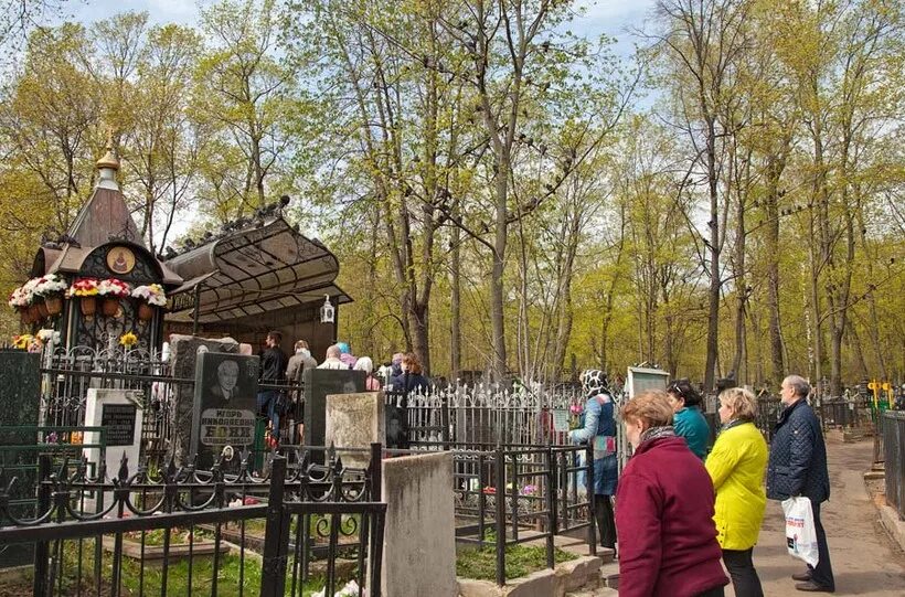 Похороненные на даниловском. Могила Святой Матроны Московской. Даниловское кладбище Матрона. Даниловское кладбище Матрона Московская. Могила Матроны Московской на Даниловском кладбище.