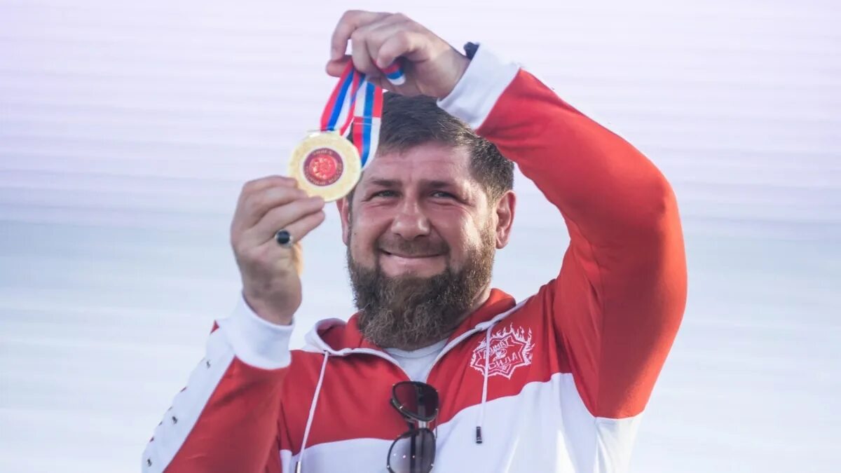 Сколько медалей у адама кадырова всего наград. Медаль ахмат хаджи кадырова. рамзан кадыров с медалями. медали рамзана кадырова. награды кадырова рамзана.