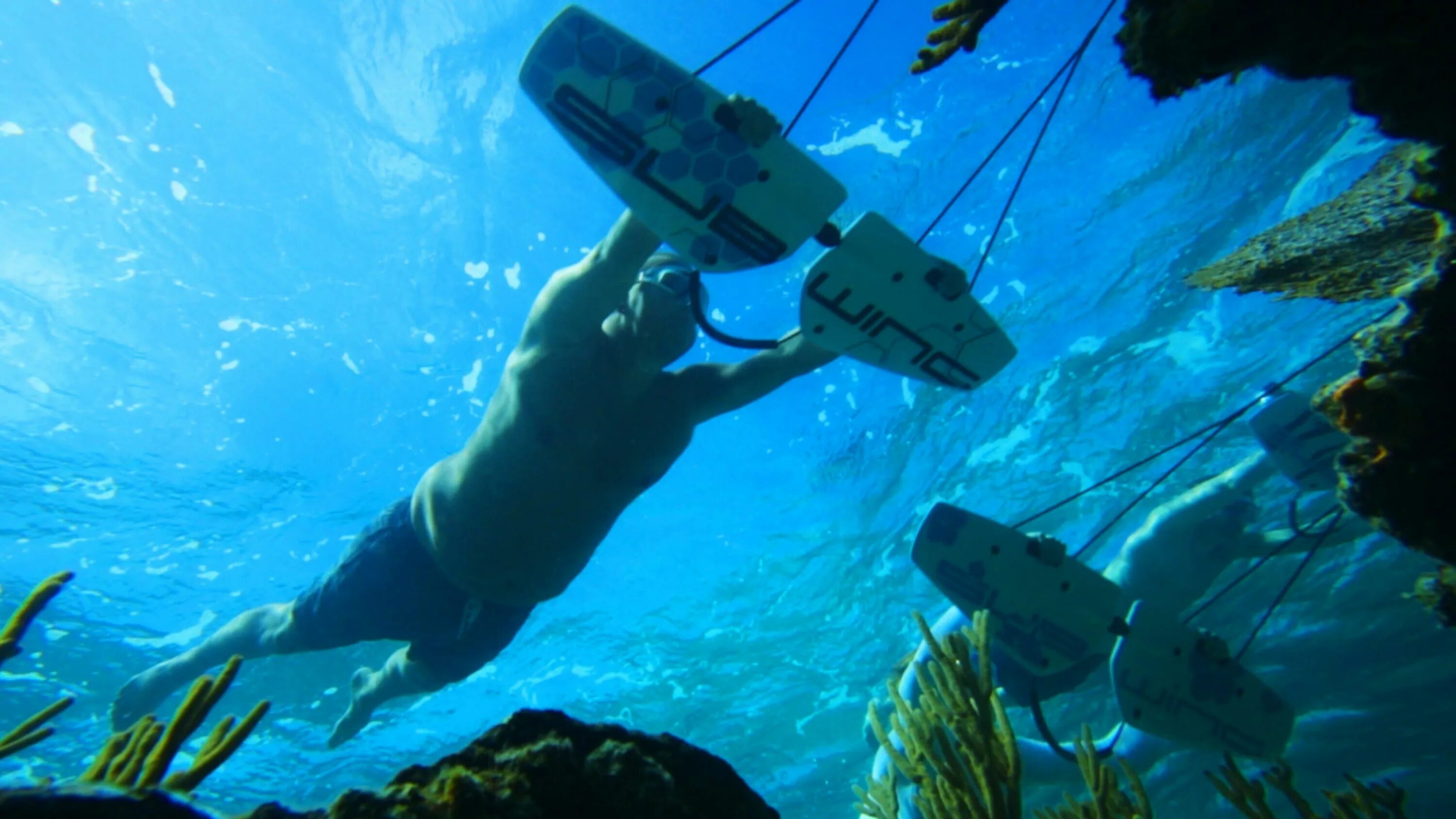 подводная фотосессия. катерина бодрунова. катерина бодрунова фотограф. летаем под водой. девушка падает в воду.
