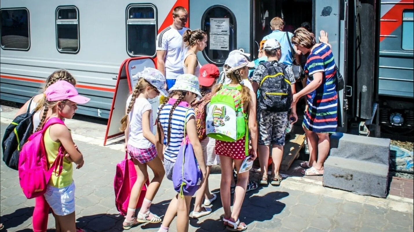 Дети в поезде в лагерь. Дети едут в лагерь. Дети на вокзале. Детский лагерь в поезде. В какие лагеря отправляют детей из белгорода