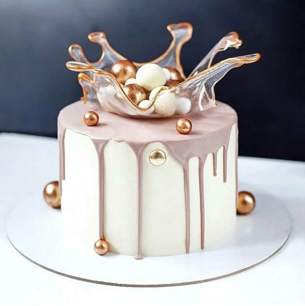 Оригинальные торты. Необычный декор торта. Стильный торт. Декор торта на день рождения. Изомальт картинка