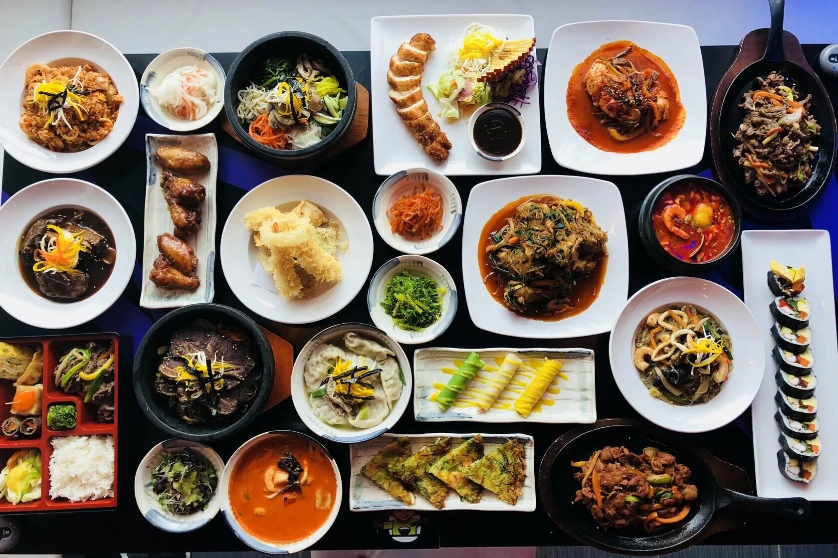Южный обед. Национальная Южная корейская кухня. Южная Корея кухня кимчи. Корейская еда Джокбал. Южная Корея традициянальная еда.