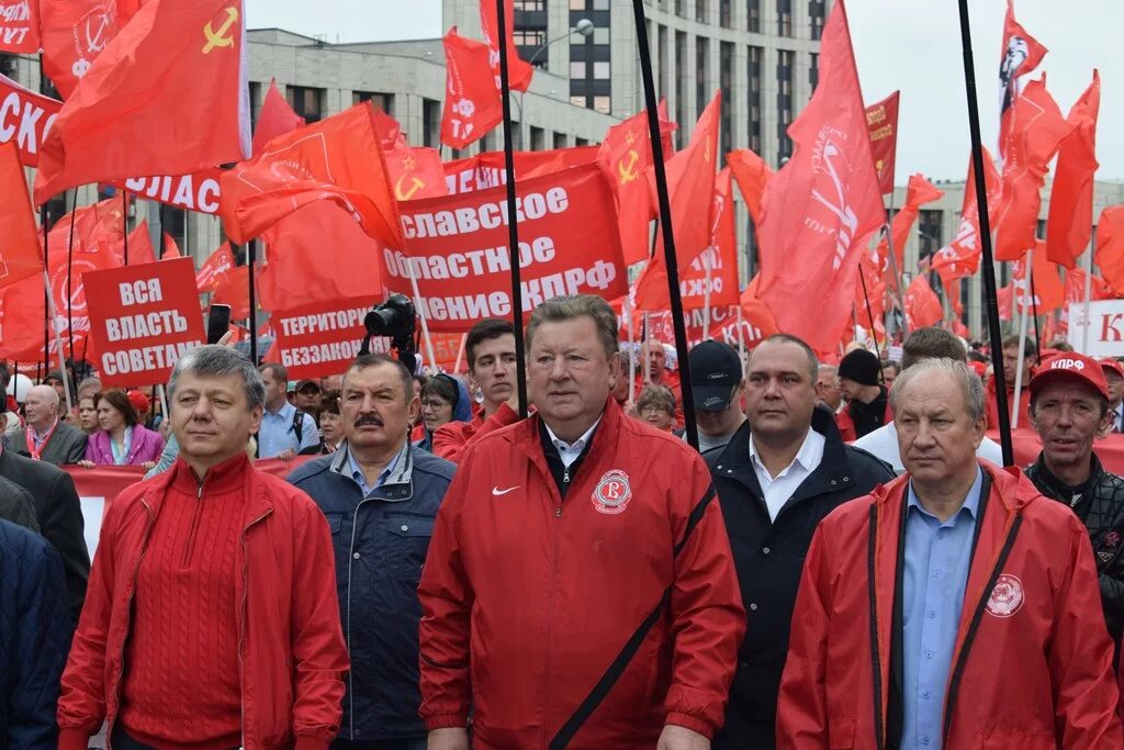 Митинг партии КПРФ. Протест КПРФ. КПРФ шествие массовое. Коммунистический митинг.