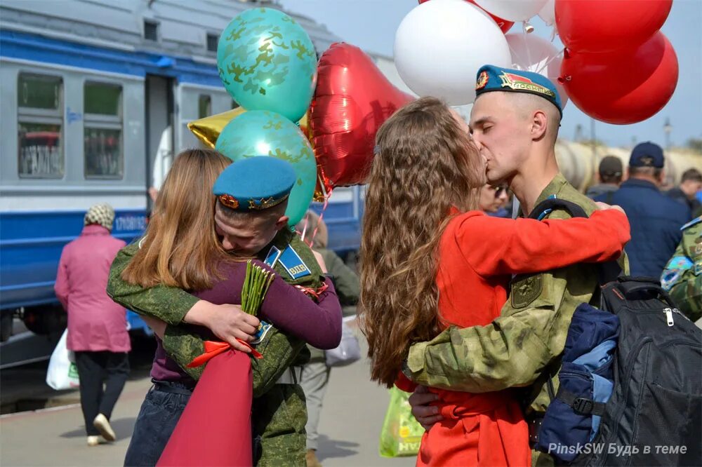 Встречи брест. Встреча дембеля. Встреча из армии. Встреча дембеля из армии. Дембель 2020 встреча.