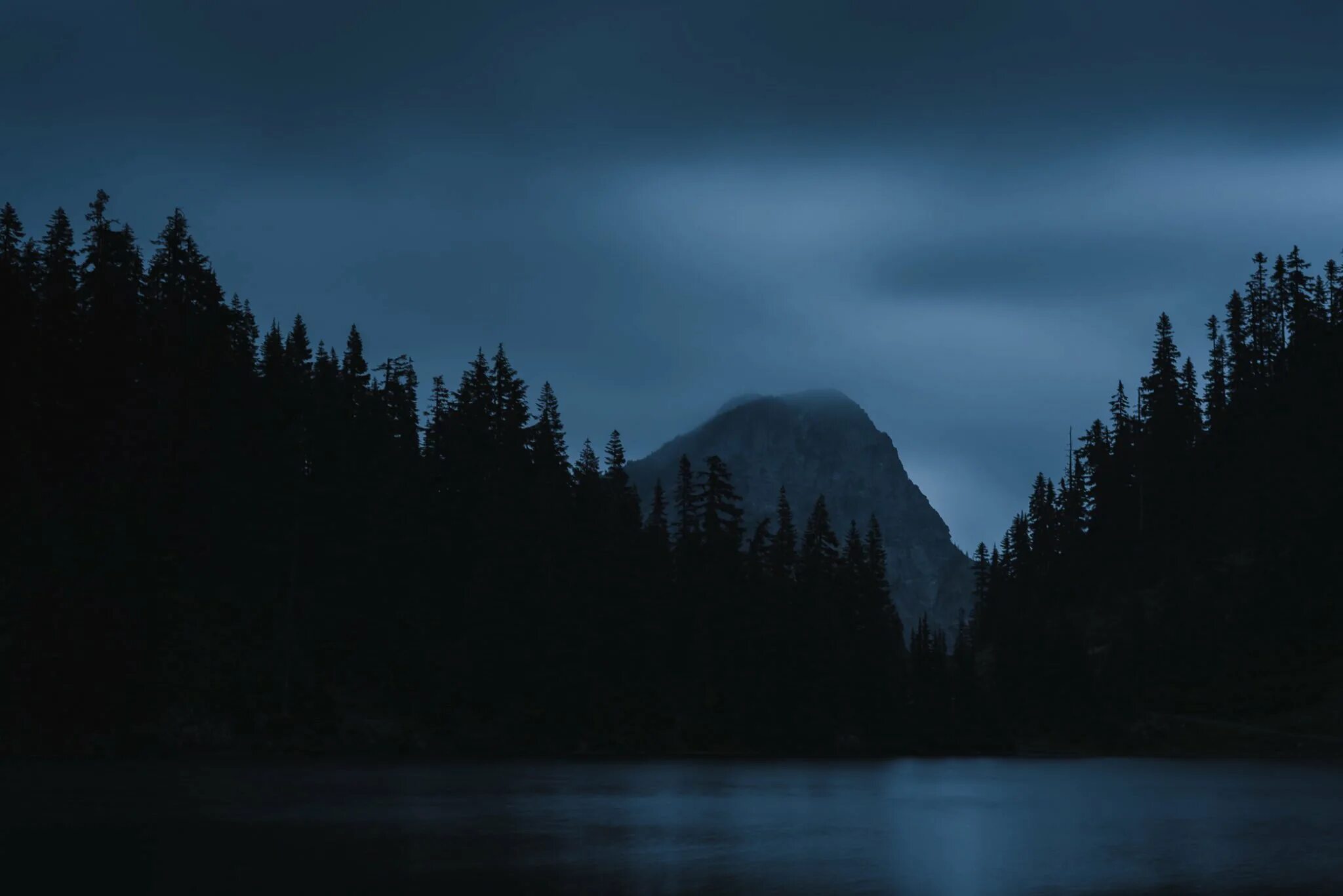 Темно насколько. Темный пейзаж. Темные горы. Горы лес ночь. Темный лес и горы.