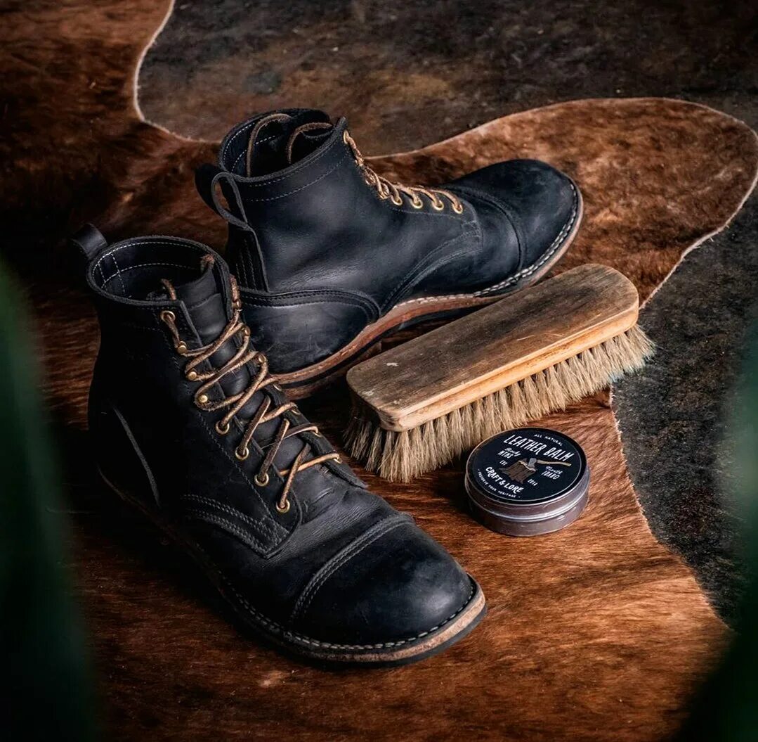 картинки высокого разрешения нога шаг в дверь. ботинки сиди. девушка в джинсах и ботинках сидит. фото девушка ботинки сидит. ботинки сиди.