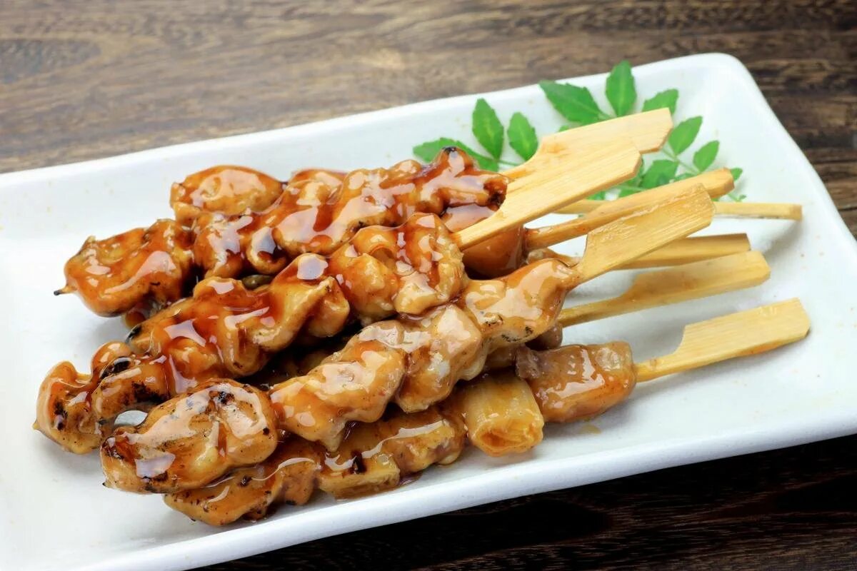 Куриные шашлычки в соевом соусе. Курица якитори. якитори японское блюдо. шашлычки якитори. японское блюдо на мангале.
