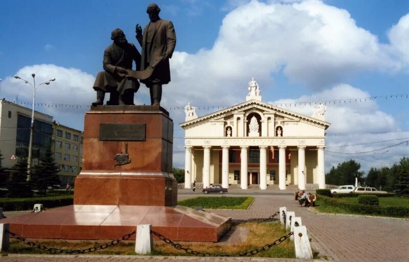 Родина нижний тагил купить. Памятник Демидову в Нижнем Тагиле. Памятник Черепановым Нижний Тагил. Памятник Демидовым драм театр в Нижнем Тагиле. Малая Родина Нижний Тагил.