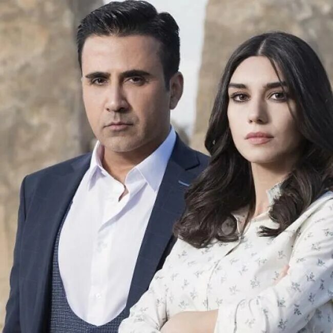 Рenbe ve mavi yariwmasi. Турецкий сериал саваш и ясмин. Эмрах бурджу кыратлы. Ask və mavi актеры. Aşk ve mavi сериал 2016–2018.