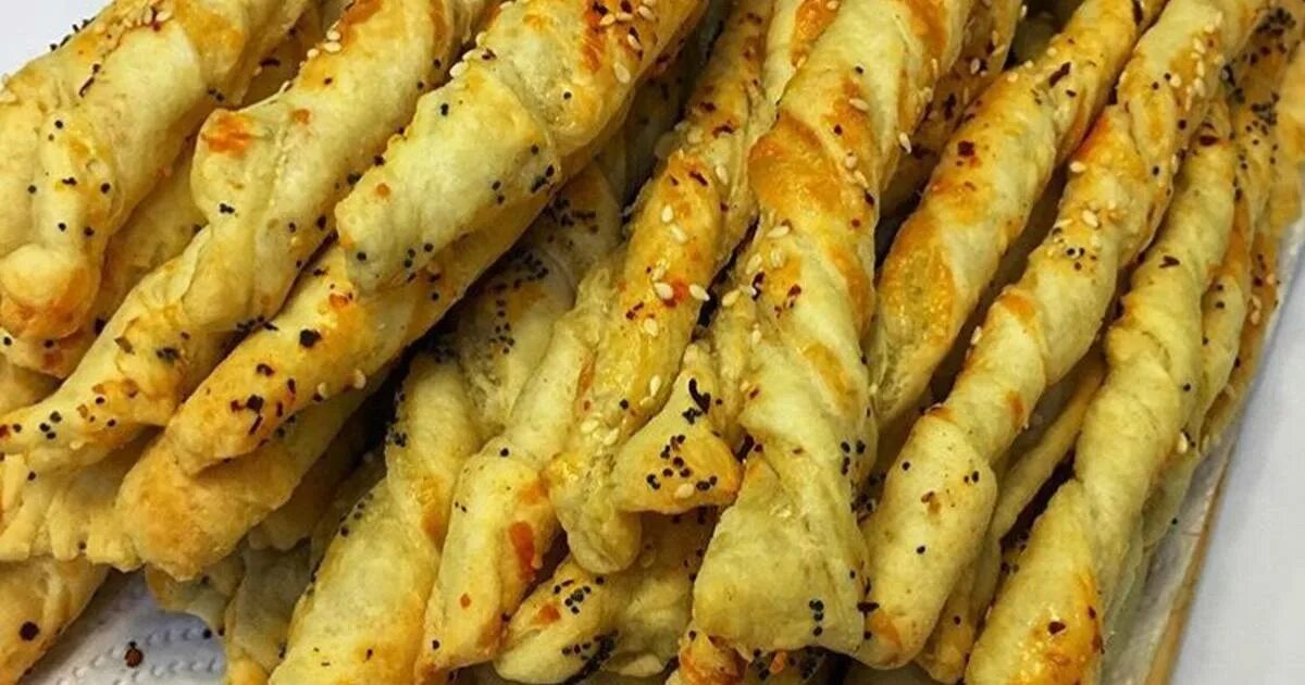 Палочки из теста в духовке. Палочки из слоеного теста с сыром. сырные палочки из слоеного теста. сырные из слоеного теста. хрустяшки из теста.