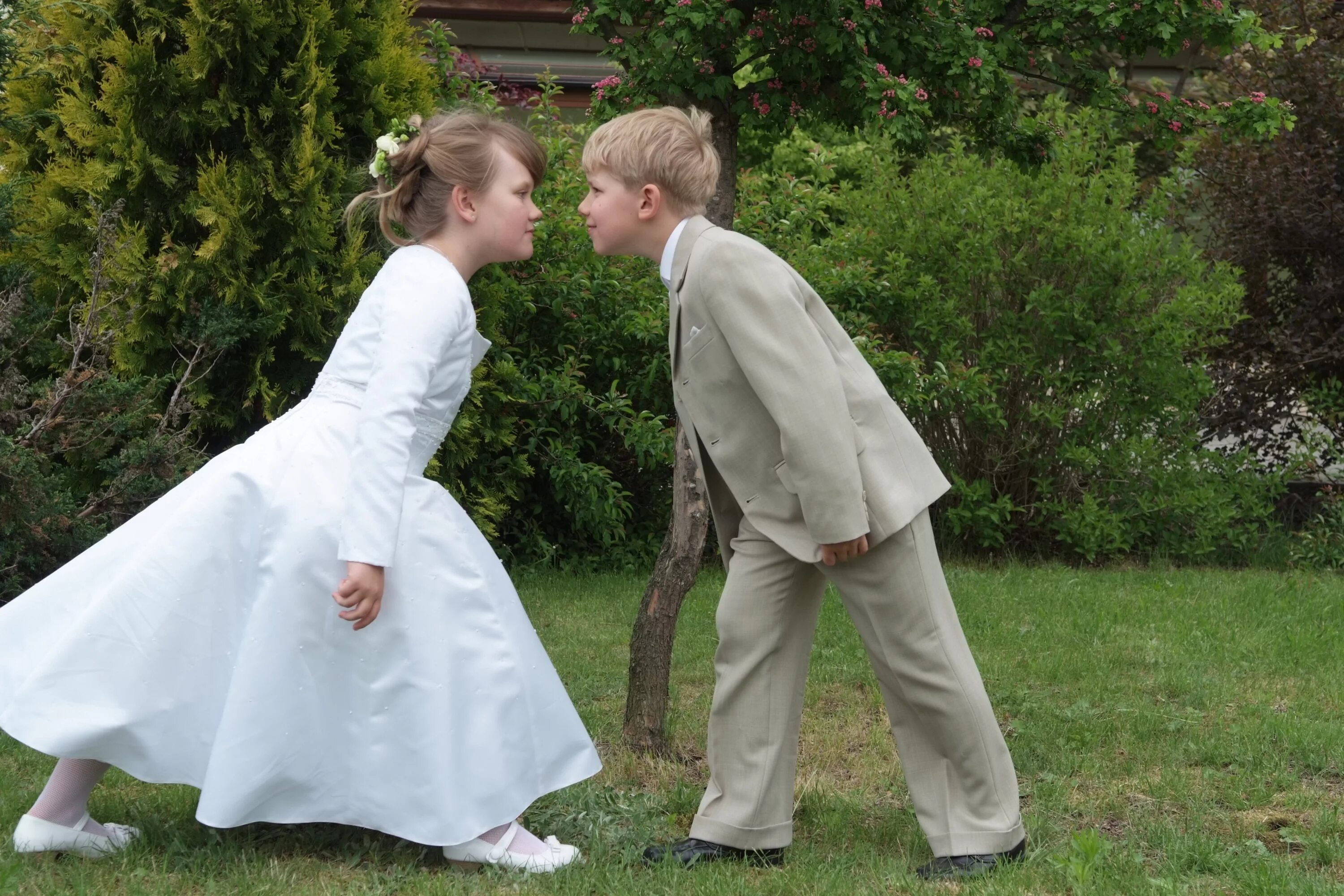 Дети в свадебных нарядах. Мальчик в свадебном платье. Дети жених и невеста. Свадьба подростков.