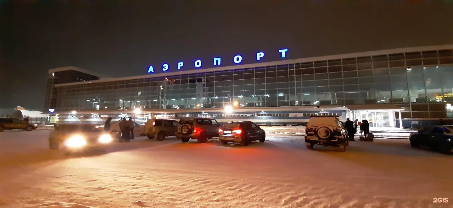 Аэропорт Иркутск ночью. Аэропорт Иркутск зимой. Международный аэропорт Иркутск внутри. Аэропорт Иркутск фото зимой.