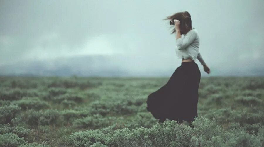 Милыми как и прежде. Милыми как и прежде. Красивые картинки о любви и нежности. Девушка мечтает. Парень грустит по девушке.