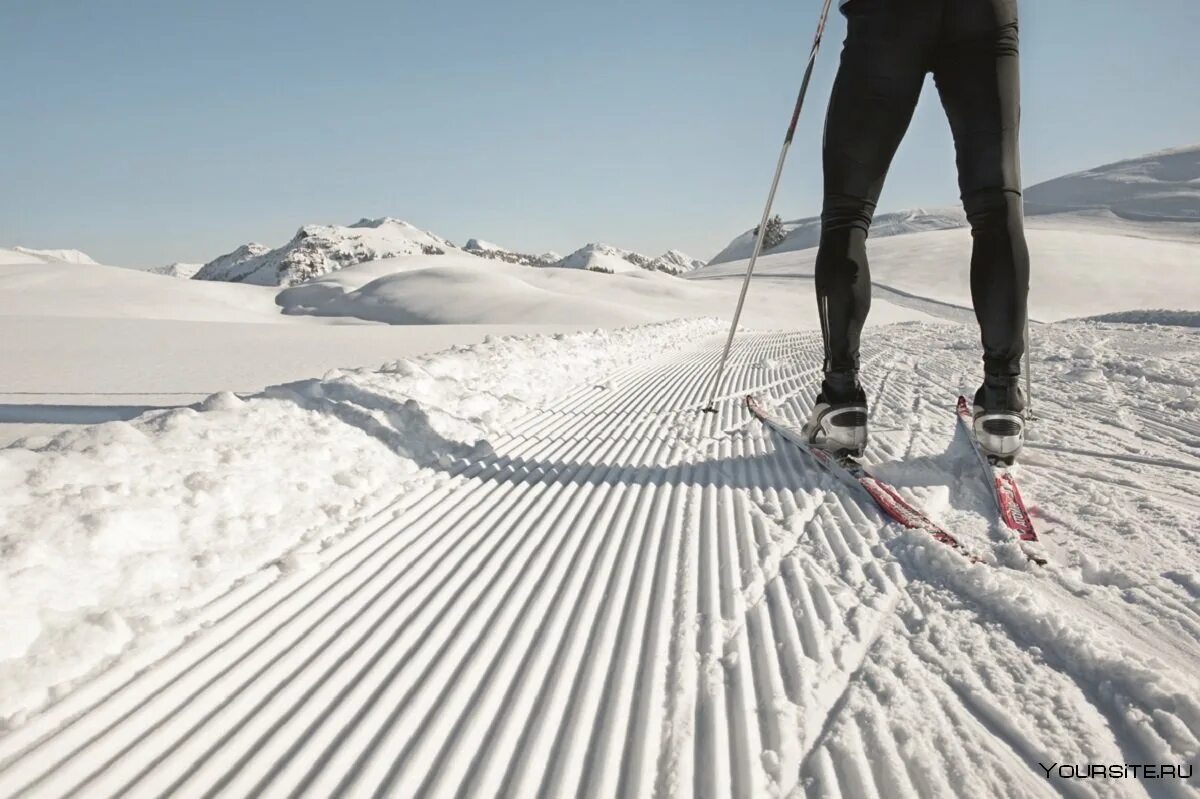 We like skiing. Лыжи. Спортивные лыжи. Беговые лыжи. Лыжи на склоне.