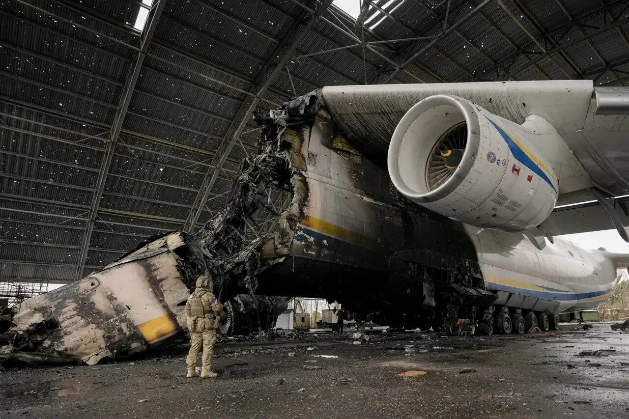 Ан-225 мрия гостомель. Уничтожили украинский самолет. Уничтожили украинский самолет. Ан-225 мрия уничтожен в гостомеле. Ан-225 мрия гостомель.