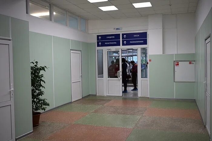 Шторы в смотровых приемное отделение. Кировская больница вход в кабинеты. 2 больница кировского района