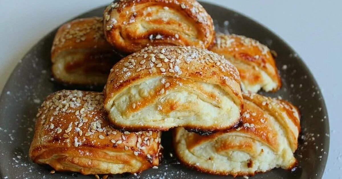 творожные рулеты с творогом. как сделать творожные рулетики. рулетики из слоёного теста с творогом. рулетики с творогом. рулетики с творогом и изюмом.