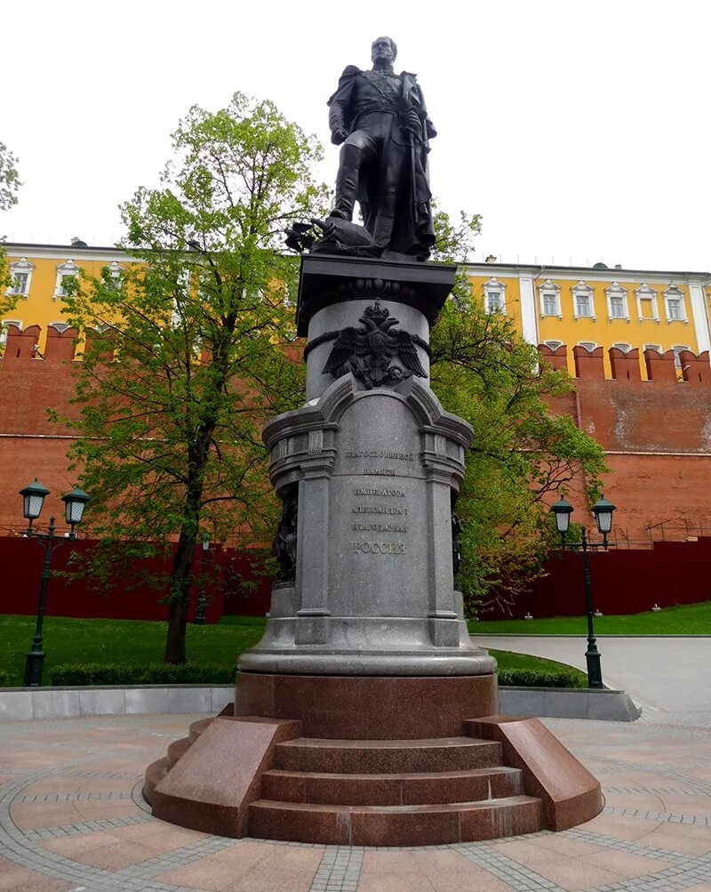 Памятник Александру в Александровском саду в Москве. Александровский сад Москва памятник Александру 1. Памятник Александру 1 в Александровском саду. Памятник Александру 1 Щербаков. Памятник александру первому