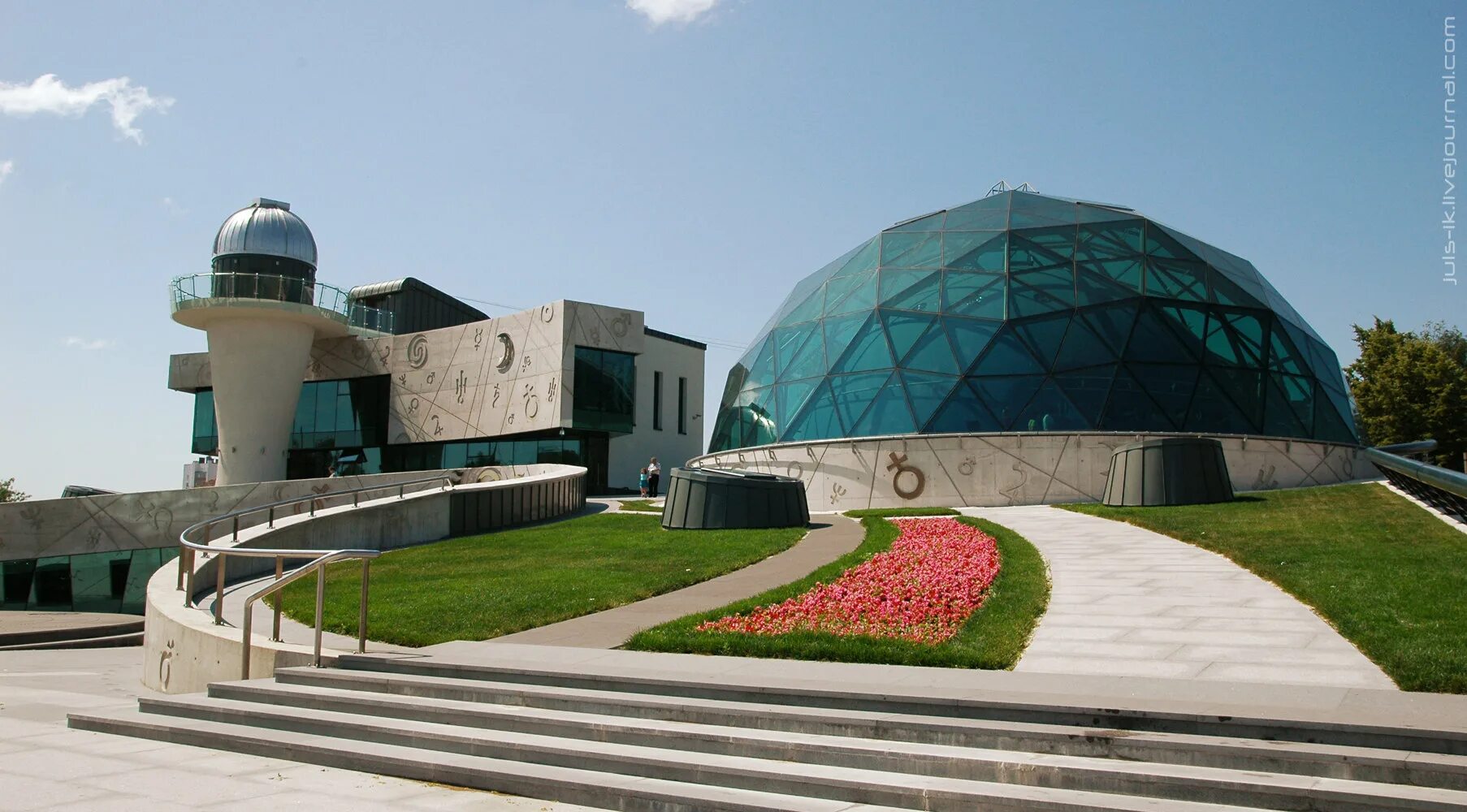 Научный центр земля. Инновационный центр сколково москва. Музей эволюции нгу. Музей в нгу новосибирск. Научный центр универсум в бремене.