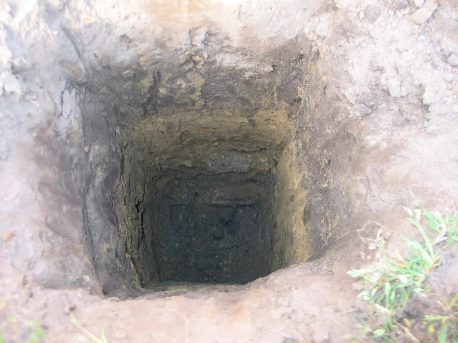 Яма глубиной 5 метров. Ямы на дорогах новосибирска. Яма бывший. Огромная яма. Дорожные ямы.