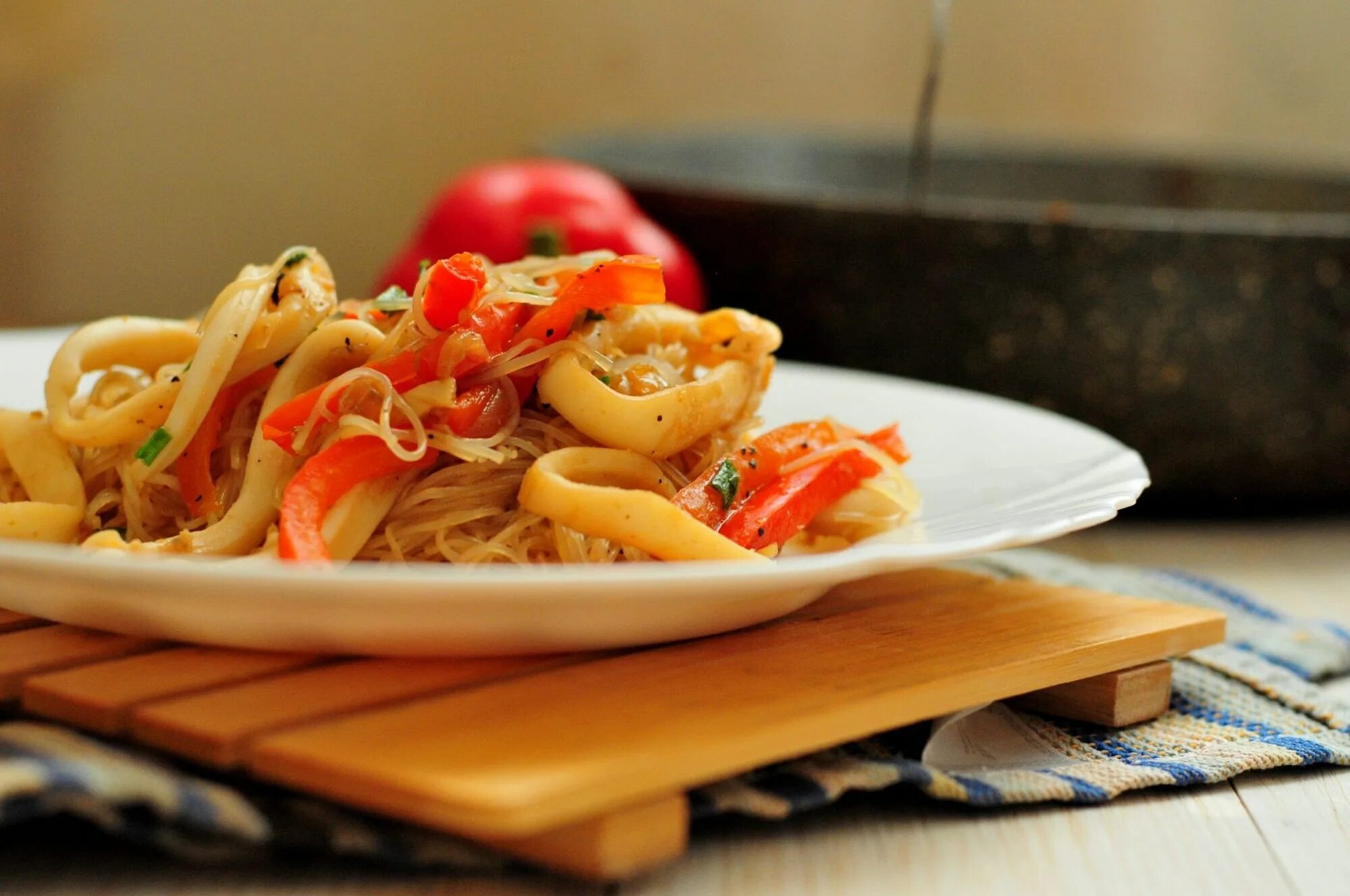 Фунчоза с кальмарами и овощами. Кальмары с фунчозой. Кальмар с овощами. Кальмары с овощами на сковороде.