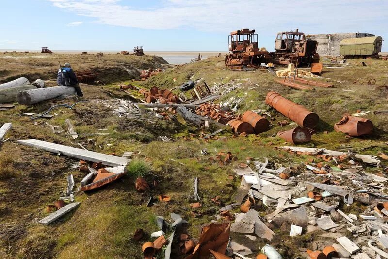 Остров белый в Карском море. Остров белый Ямал. Остров белый Ямало-Ненецкий автономный округ. Земля Франца Иосифа свалка. Накопленный экологический вред