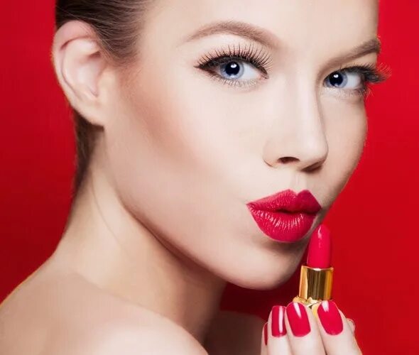Макияж моники белуччи. Песня губы в помаде. Яркая помада песня. Реклама лореаль париж. Ярко красная помада.