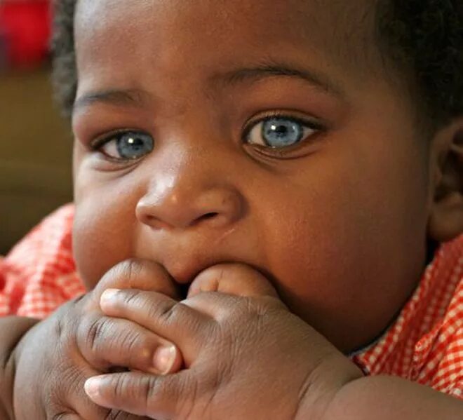 Глаза чернокожих. Негритенок с голубыми глазами. Темнокожий младенец. Афроамериканские дети с голубыми глазами. Темнокожие с голубыми глазами.