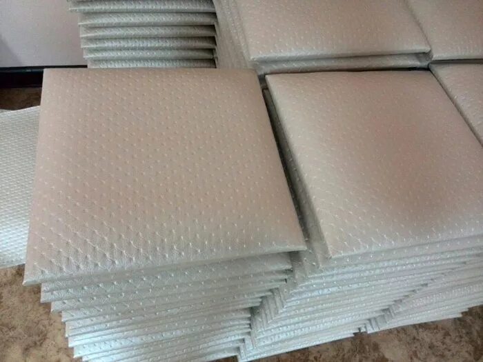 мягкие стеновые панели монтаж. панель обтянутая с поролоном. мягкая стеновая панель своими руками. сделать мягкую панель своими руками. мягкие панели для стен.