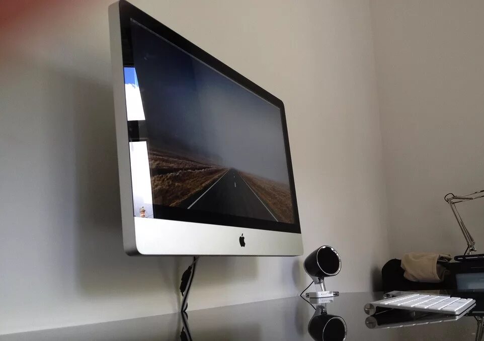 Повесить монитор. IMAC 27 VESA. IMAC 27 Wall Mount. Кронштейн для монитора Apple. Кронштейн для монитора Apple Cinema.