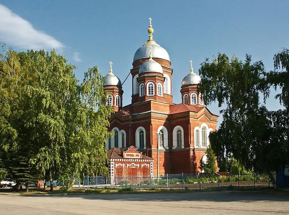 Города саратовской области. Церковь Пугачев Саратовская область. Храм города Пугачева Саратовской области. Воскресенский собор Пугачев. Город Пугачев храм Воскресения.