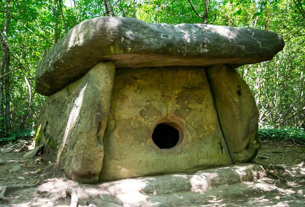 Что такое слово дольмены. Что такое слово дольмены. Легенды о дольменах. Анастасиевские дольмены. Кубановедение 5 класс дольмены.