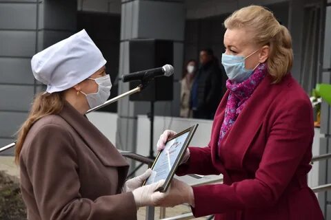 Губернатор медикам