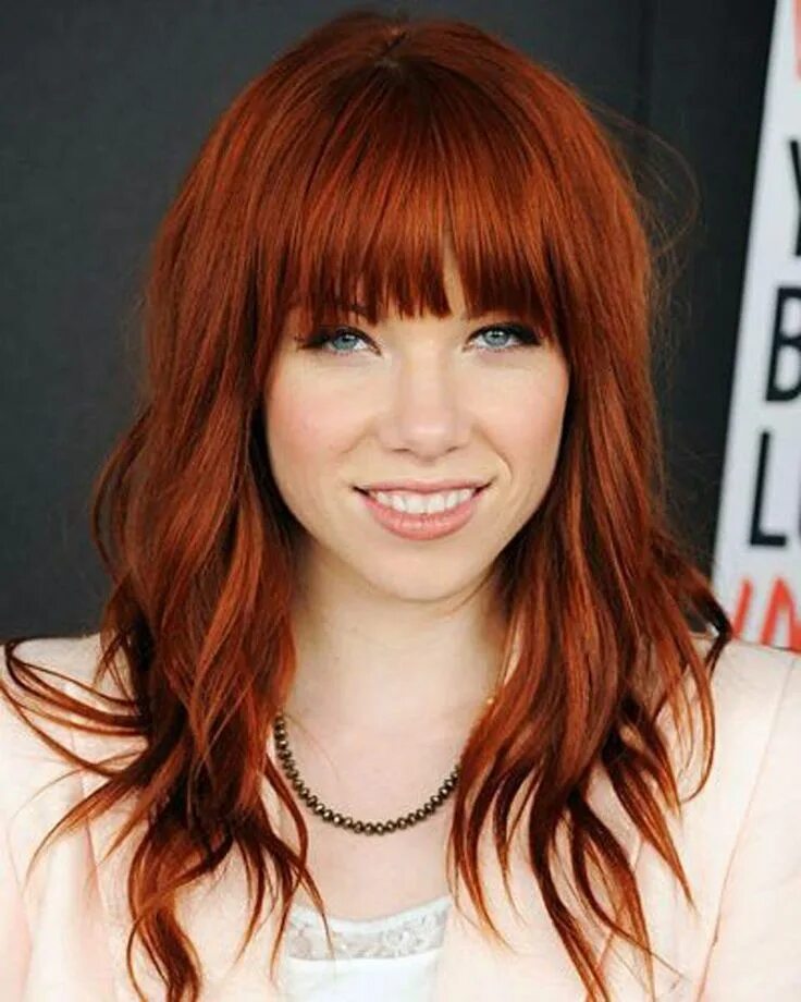 Redhead red. Carly Rae Jepsen рыжая. Рыжие волосы. Стрижки с челкой. Рыжие волосы с челкой.