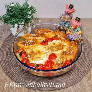 Бри в духовке с помидорами и хлебом