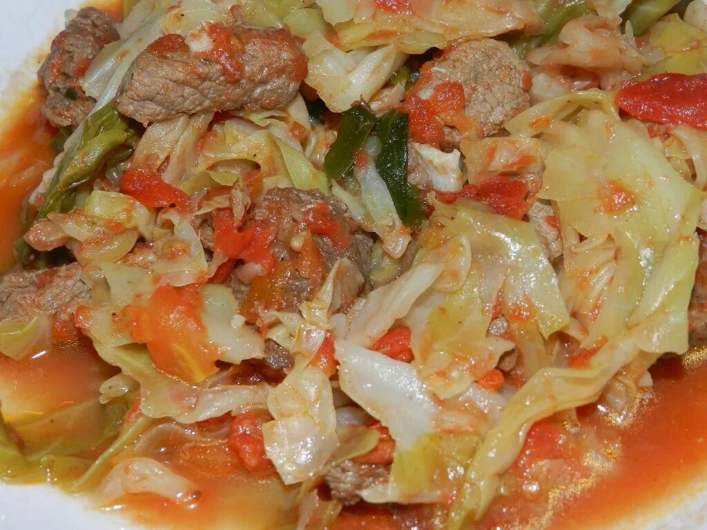 Тушеная капуста с ребрами свиными. Тушеная капуста со свиными ребрышками. Тушеная капуста со свиными ребрышками. Тушеная капуста с мясом. Грудинка жареная с капустой.