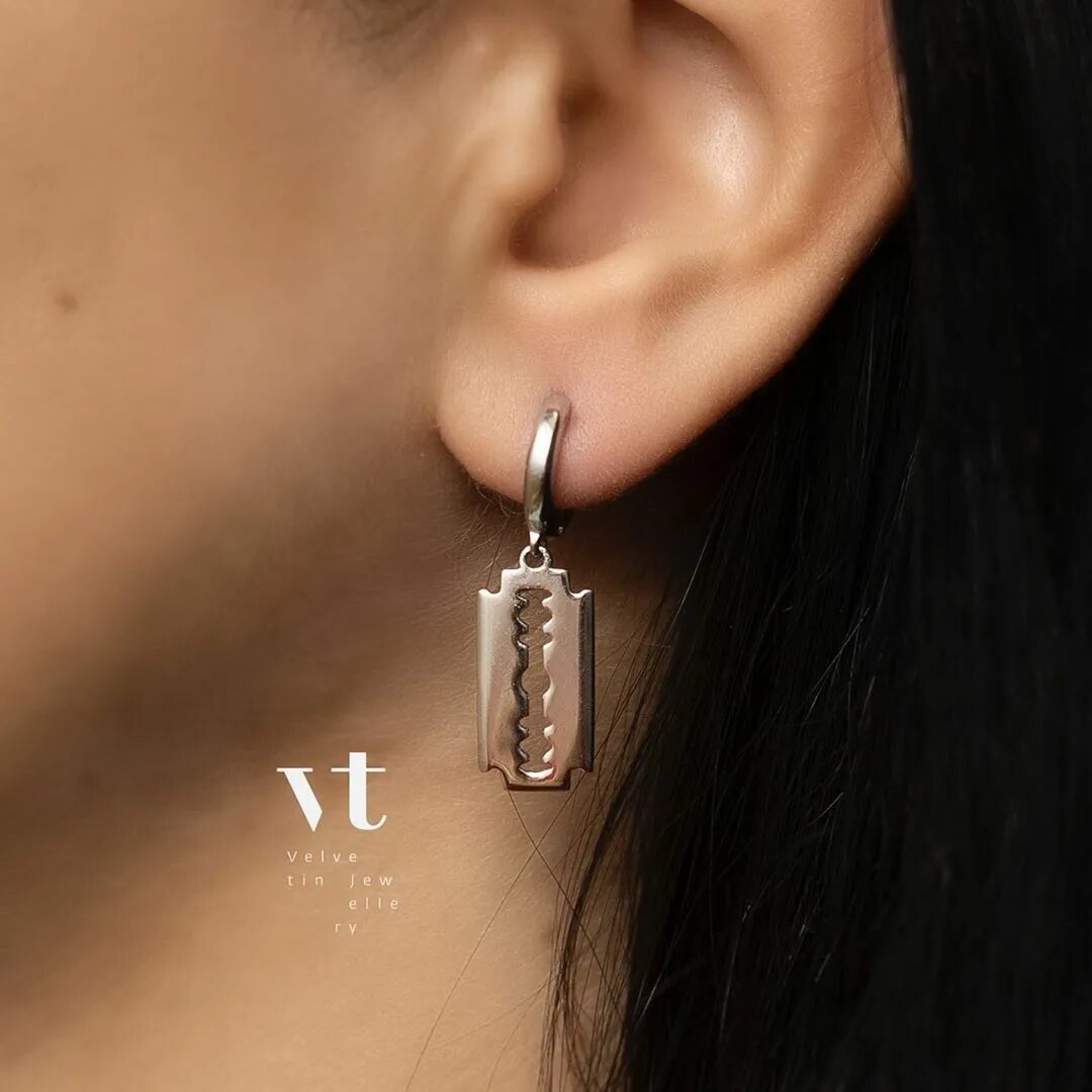 Серьги лезвия. Серьги лезвия серебро. Серьги лезвия. Золотые серьги в виде лезвия. Серьги лезвия.