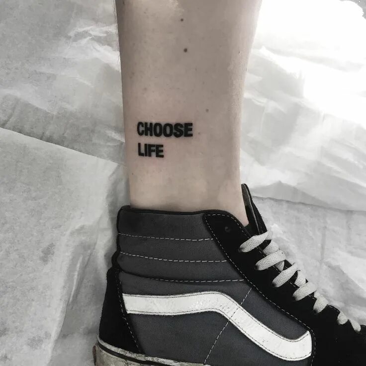 Choose life choose future. Тату на лодыжке мужские надписи. Тату надпись на щиколотке для мужчин. Татуировка на лодыжке мужская надпись. Татуировки на голеностопе мужские надписи.