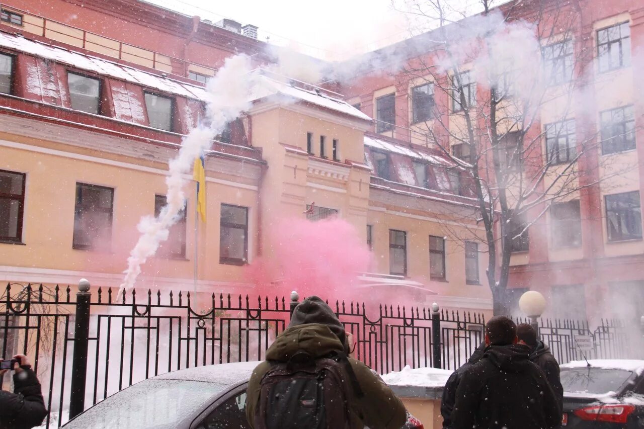 Питер атакуют. Посольство украины в санкт-петербурге. нацболы посольство украины. генконсульство украины питер. генконсульство украины питер зима.
