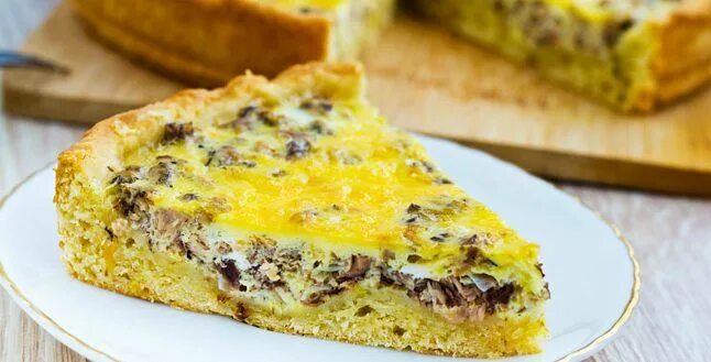 Что приготовить с рыбной консервой. Пирог с консервами на сковороде. Пирог с консервами на сковороде. Пирог с консервами на сковороде. Заливной пирог с рыбой.