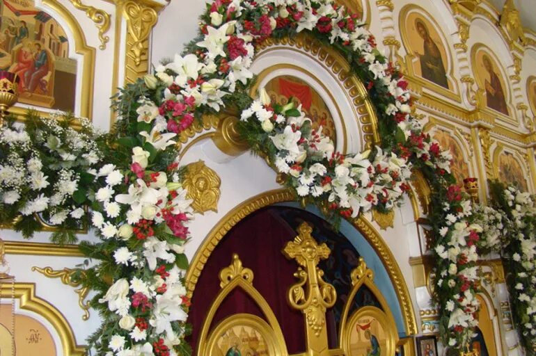 Украшения храма. Украшение храмов на рождество. украшение на рождество в церкви. украсить храм к рождеству. убранство храма к рождеству.