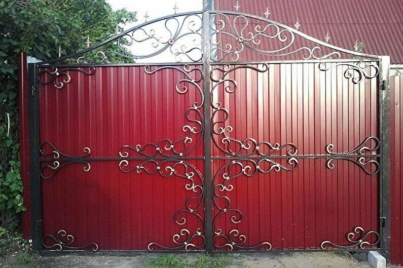Калитка из профнастила с элементами ковки. Ворота ковка. ворота с калиткой. кованые ворота из профнастила. красивые ворота из профнастила.