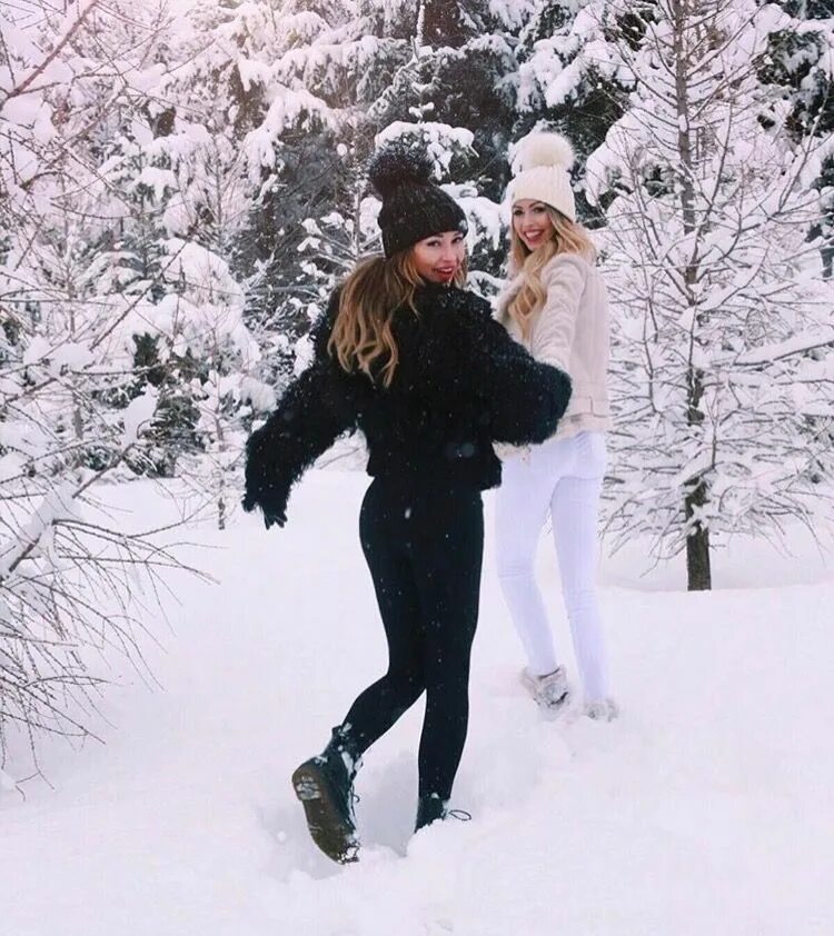 Зимняя фотосессия с подругой. Подруги зимой на улице. Две девушки зимой. Друзья зимой. Девушка с подругами зимой.